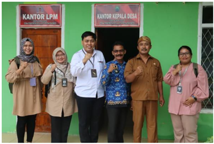 Marsista Buana Putri, S.T., M.T. (paling kiri), dan Nela Agustin Kurnianingsih, S.T., M.T. (paling kanan) dari Program Studi PWK ITERA, dan ... (kedua dari kiri) dari Program Studi ... ITERA berfoto bersama perangkat Desa Neglasari